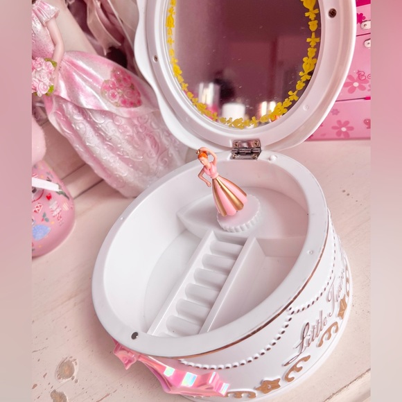 brand new never used hello kitty little twin stars music box 🎀 - Picture 4 of 5